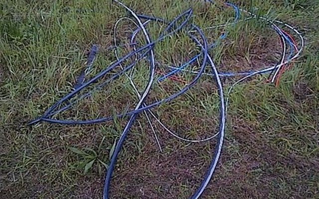 Van die uitgehaalde kabels wat agtergelaat is.